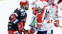 Hokejové utkání Tipsport extraligy v ledním hokeji mezi HC Dynamo Pardubice (v bíločerveném) a HC Oceláři Třinec.