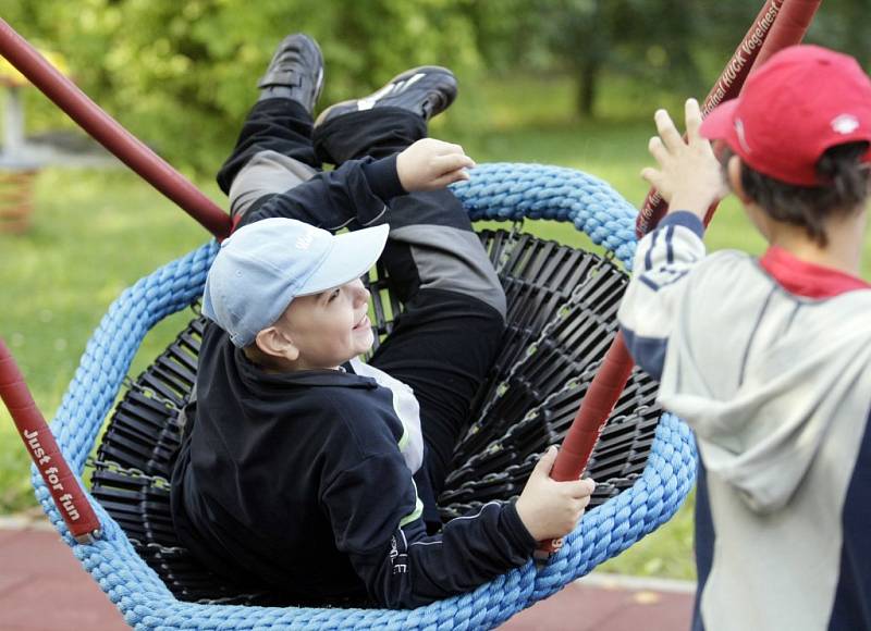 V Pardubicích vítají žáčky před školou extraligoví hokejisté. Přišli i do Svítání.