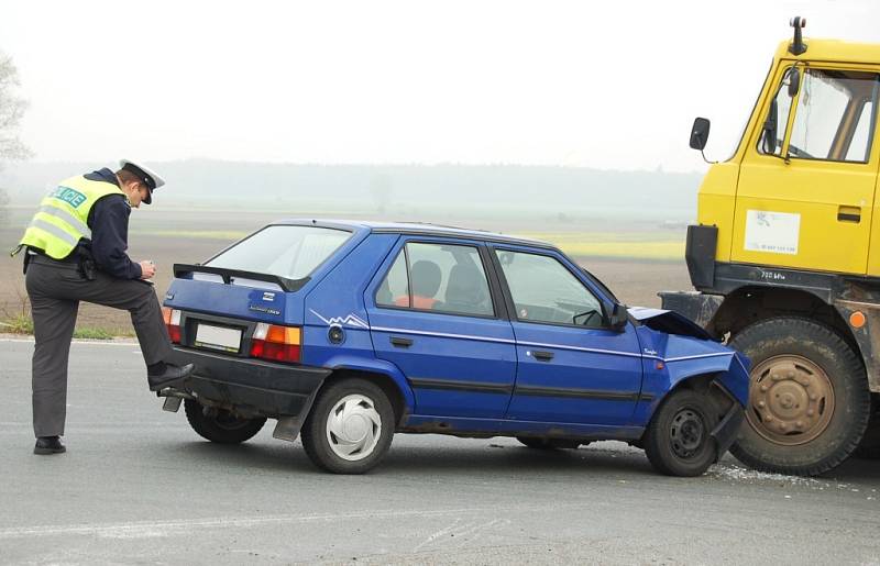 Na nadjezdu se srazil favorit s tatrou. Tatra nejenže byla větší, měla i přednost