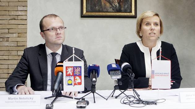 Hejtmani chtějí 420 milionů korun na platy řidičů. Na snímku jsou Martin Netolický a Jana Vildumetzová.