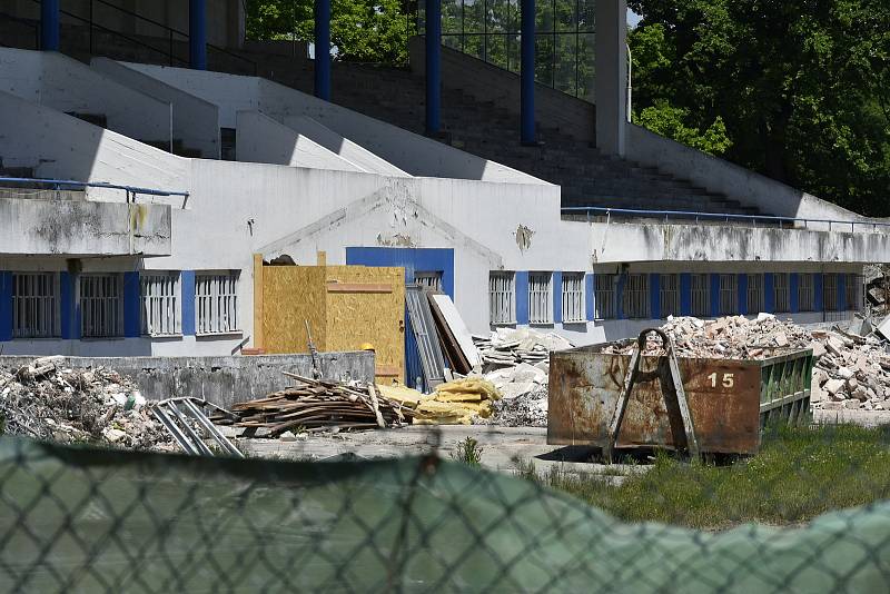 Dělníci zbourali boční části hlavní tribuny, kde se nacházelo schodiště, po kterém se diváci dostávali ke svým sedadlům.