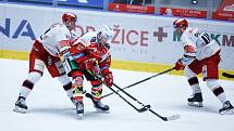 Hokejové utkání Tipsport extraligy v ledním hokeji mezi HC Dynamo Pardubice (v červenobílém) a HC Mountfield Hradec Králové  (v bíločerveném) v pardubické enterie areně.