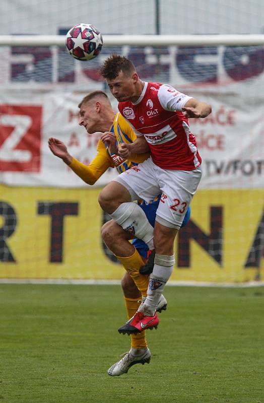 Fotbalové utkání Fortuna ligy mezi FK Pardubice (v červenobílém) a SFC Opava ( ve žlutomodrém) na Městském stadionu Ďolíček v Praze.