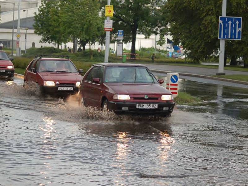 Nepříjemnost pro řidiče - přívalový déšť.