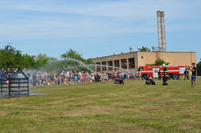 Dobrovolní hasiči z Lázní Bohdaneč slavili 140 let výročí. Požehnání do služby dostala dvě nová zásahová vozidla. 