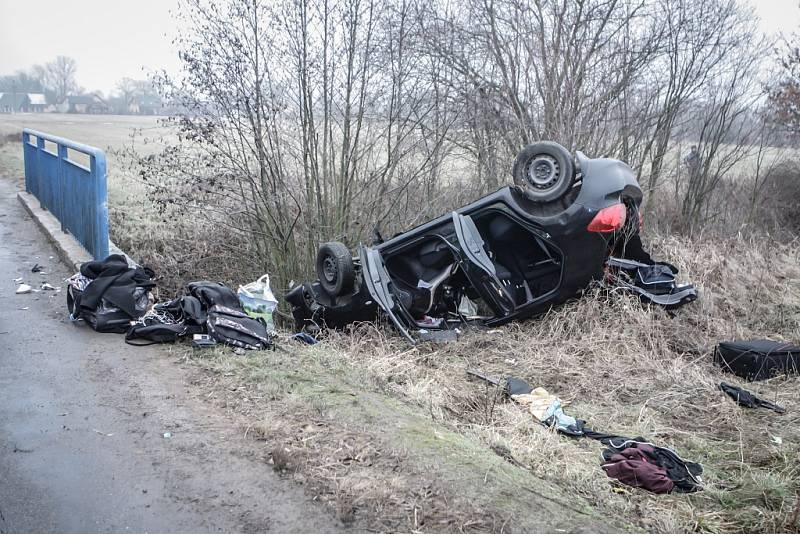 Osobní vůz narazil do betonového mostku mezi obcemi Ráby a Kunětice. Zranění utrpěli 4 lidé.