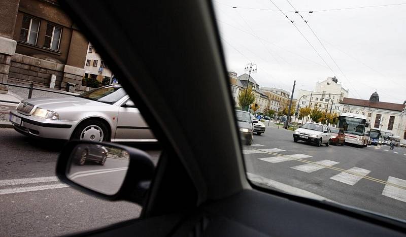 Dvě vozidla se střetla těsně za křižovatkou ulic Jahnova a Karla IV. a zablokovala ji