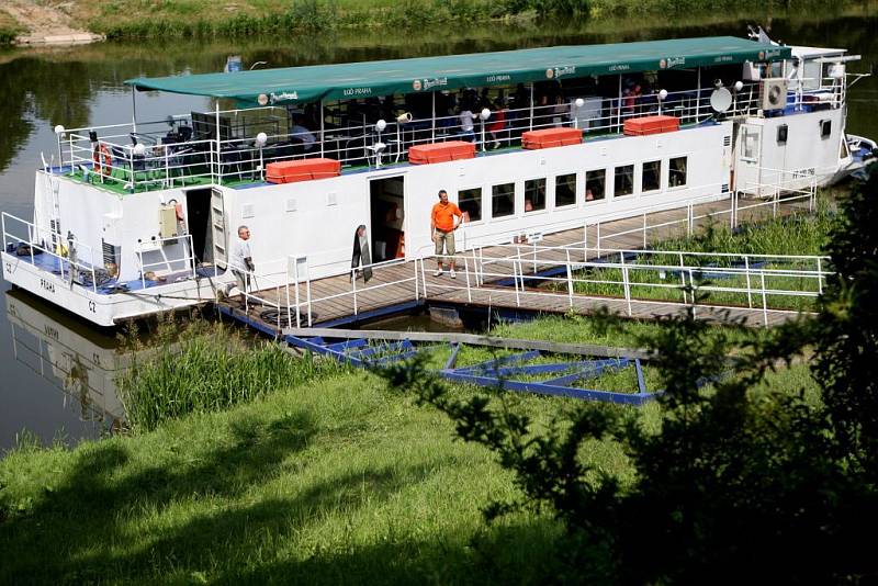 Žáci zdechovické školy dostaly svá vysvědčení v předstihu na palubě parníku