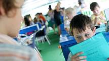 Žáci zdechovické školy dostaly svá vysvědčení v předstihu na palubě parníku