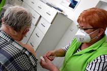 Lékařka Milena Mejzlíková v Krouně ve středu začala s očkováním seniorů proti covidu.