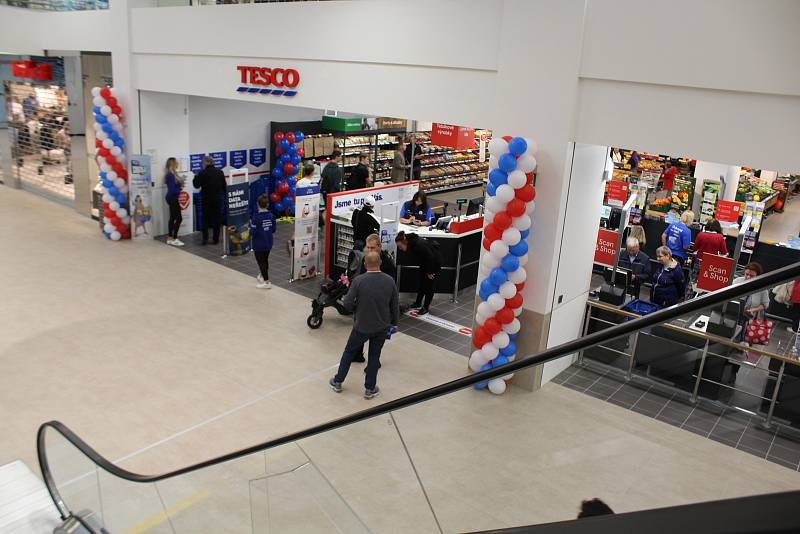 Tesco v Pardubicích bylo ve čtvrtek 15. září po rekonstrukci otevřeno.