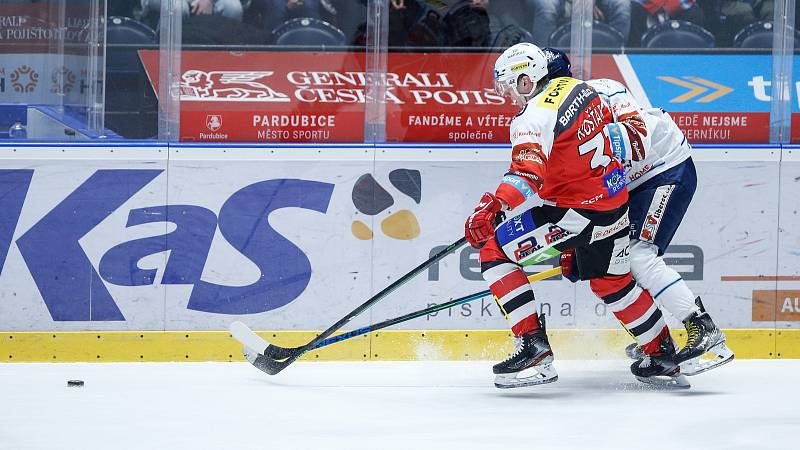 Hokejové utkání Tipsport extraligy v ledním hokeji mezi HC Dynamo Pardubice (v červenobílém) a HC Bilí Tygři (v bílomodrém) pardudubické enterie areně.