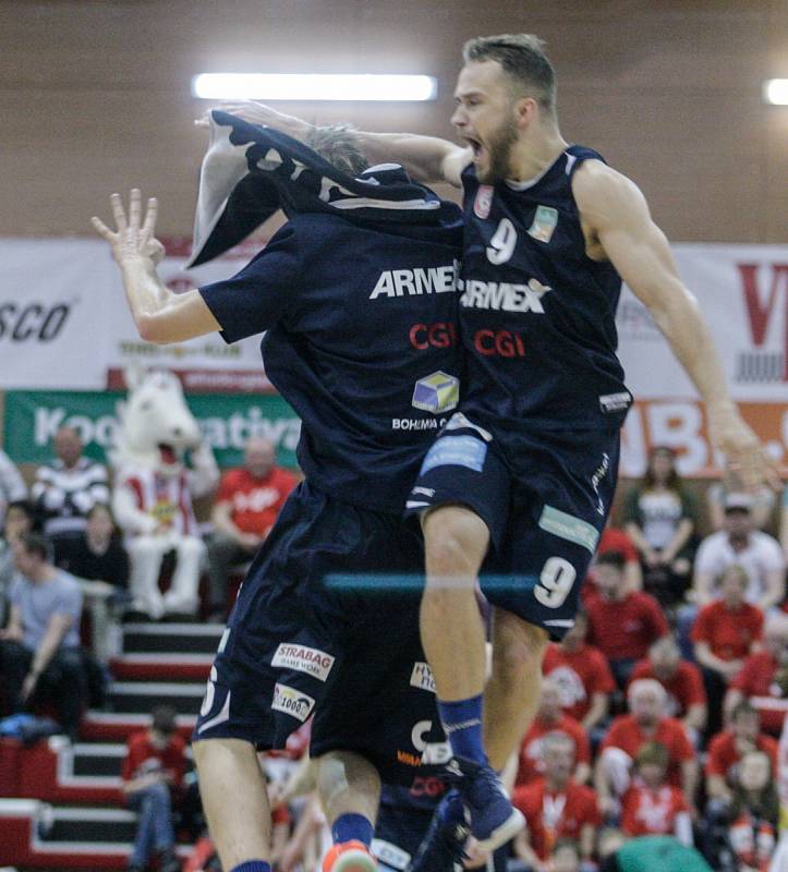 Basketbalové utkání play off Kooperativy NBL mezi BK JIP Pardubice (v bíločerném) a BK Armax Děčín (v černém) v pardubické hale na Dašické.