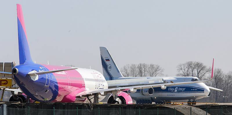 Na pardubickém letišti 1.4. přistál čtvrtý nákladní speciál Antonov An-124-100M Ruslan s dalším nákladem  zdravotnického materiálu a ochranných prostředků.