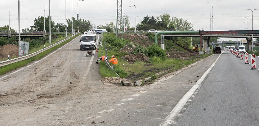 Sjezd z nadjezdu u Globusu na Hradubickou silnici směrem na Pardubice v průběhu rekonstrukce.