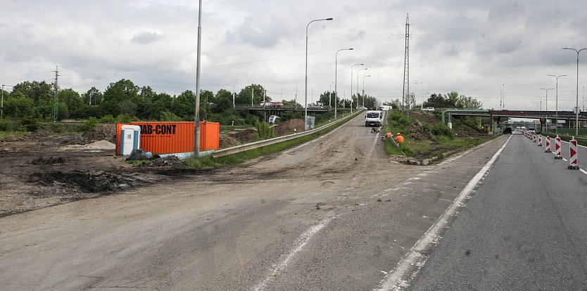 Sjezd z nadjezdu u Globusu na Hradubickou silnici směrem na Pardubice je uzavřený kvůli stavebním pracím.