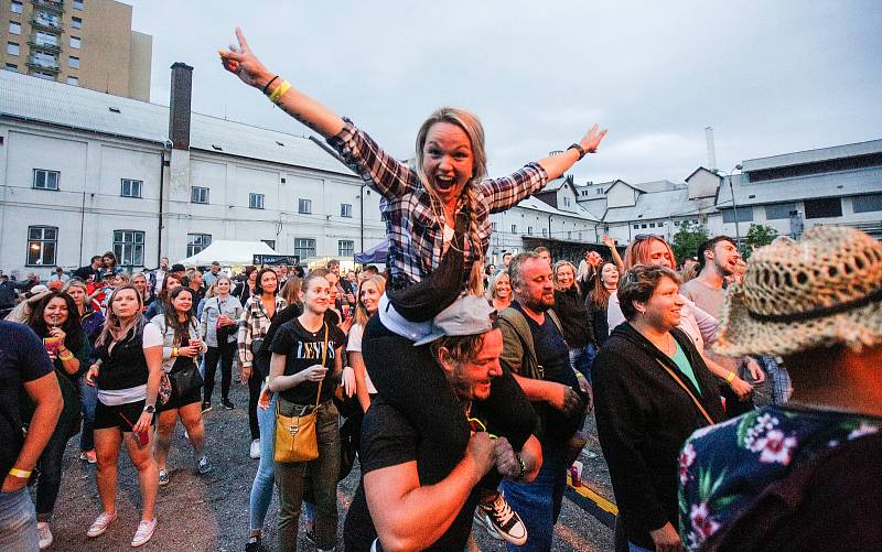 Pražská akustická hudební skupina Jelen hrající tzv. roots music zahrála pro více jak 300 svých fanoušků v rámci Hudebního léta na nádvoří Pardubického pivovaru.