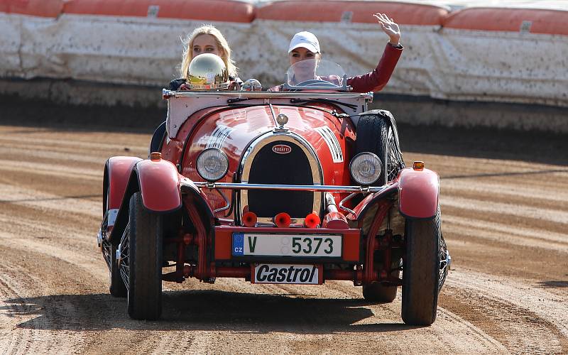 Slavnostní zahájení 73. Zlaté přilby města Pardubic na svítkovském plochodrážním stadioně.