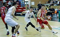 Pardubičtí basketbalisté (v pruhovaném) zdolali ve svém vstupním zápase Děčín.