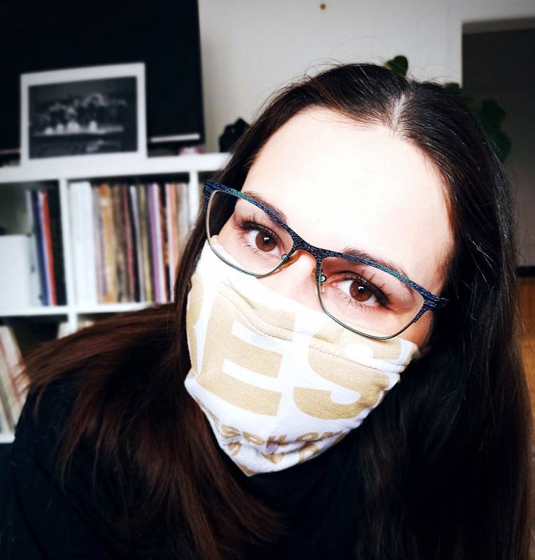 "Rouška z loňské chřipkové sezóny se hodí," říká Bára Matýsková z Pardubic.