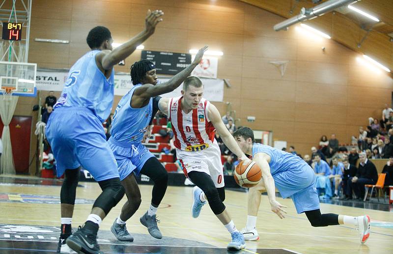 Basketbalové utkání Kooperativa NBL mezi BK JIP Pardubice (v červenobílém) a BK Olomoucko (v modrém) v pardubické hale na Dašické.