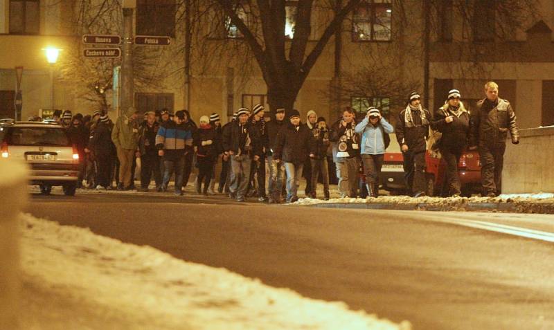 Hradečtí fotbaloví fanoušci se zase v Pardubicích předvedli. Z basketbalového utkání zamířili do ČEZ Areny, kde se snažili provokovat domácí a policie musela zasahovat. 