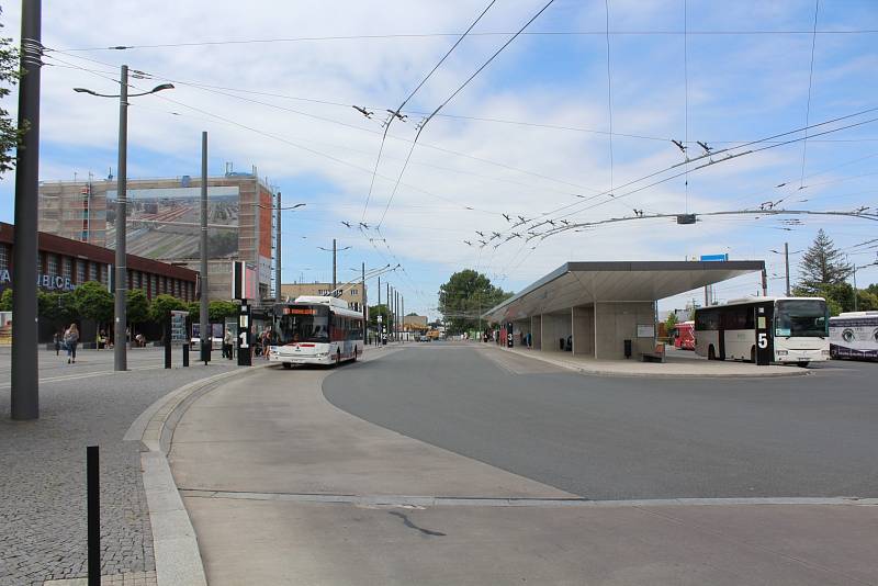 Spolu se zahájením stavby terminálu B se městu podařilo vyřešit otázku spojenou s provozem stávajícího autobusového nádraží ležícího na pozemcích společnosti Redstone House.