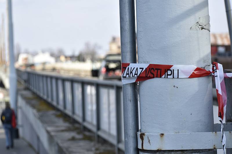 Oprava nadjezdu v Kyjevské ulici pokračuje, dělníci už z vozovky sundali asfalt.