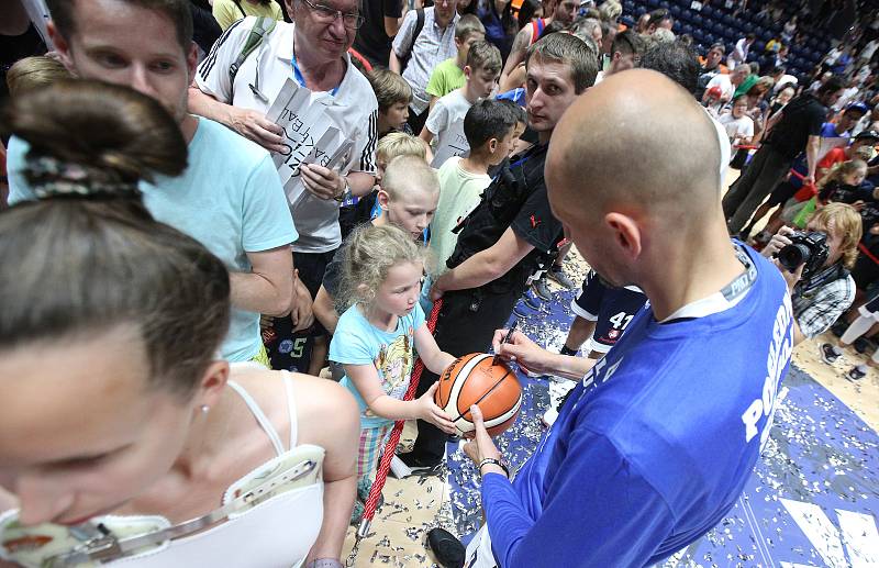 Poslední souboj basketbalových legend Jiřího Welsche a Luboše Bartoně v pardudubické ČSOB pojišťovna ARENĚ.