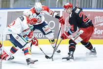 Hokejové utkání Tipsport extraligy v ledním hokeji mezi HC Dynamo Pardubice (v bíločerveném) a HC Oceláři Třinec (v černočerveném) v pardudubické enterie areně.