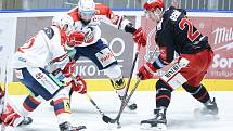 Hokejové utkání Tipsport extraligy v ledním hokeji mezi HC Dynamo Pardubice (v bíločerveném) a HC Oceláři Třinec (v černočerveném) v pardudubické enterie areně.