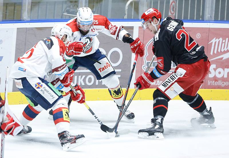 Hokejové utkání Tipsport extraligy v ledním hokeji mezi HC Dynamo Pardubice (v bíločerveném) a HC Oceláři Třinec (v černočerveném) v pardudubické enterie areně.