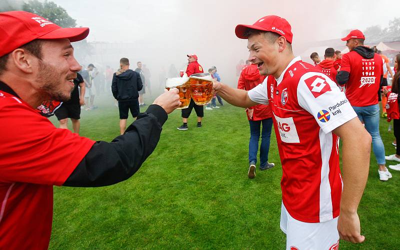 Oslavy titulu mistra Fobalové národní ligy týmu FK Pardubice na hřišti pod Vinicí v Pardubicích.