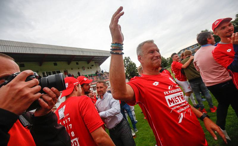 Oslavy titulu mistra Fobalové národní ligy týmu FK Pardubice na hřišti pod Vinicí v Pardubicích.