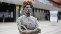 Před Hlavním nádražím v Pardubicích vznikla socha na památku pardubické ikony Josefa Václava Antonína Kulhánka, přezdívaného Krychlič.