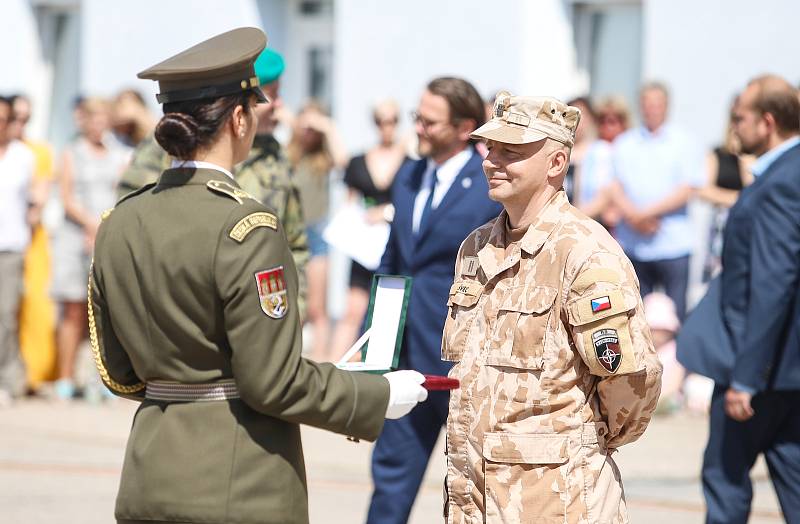 Slavnostní nástup vojáků 20. úkolové uskupení Armády ČR, kteří se vrátili z Afghánistánu, na letišti v Pardubicích.