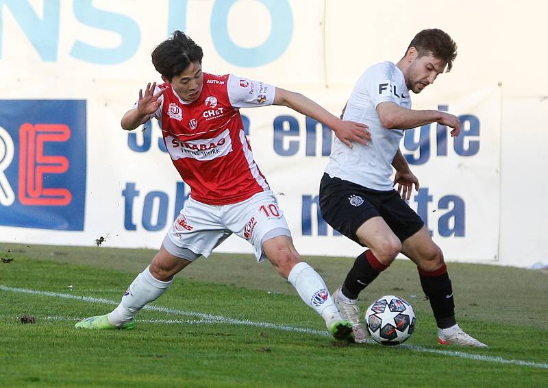 Fotbalové utkání Fortuna ligy mezi FK Pardubice (v červenobílém) a AC Sparta Praha ( v bíločerném) na Městském stadionu Ďolíček v Praze.