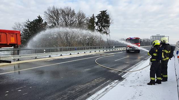 D35 v úseku Rokytno-Opatovice nad Labem byla v těchto dnech, ještě před svým otevřením, svědkem dopravních nehod i požáru. Jednotky požární ochrany si zde cvičily zásady problematiky zásahu na rychlostní komunikaci.