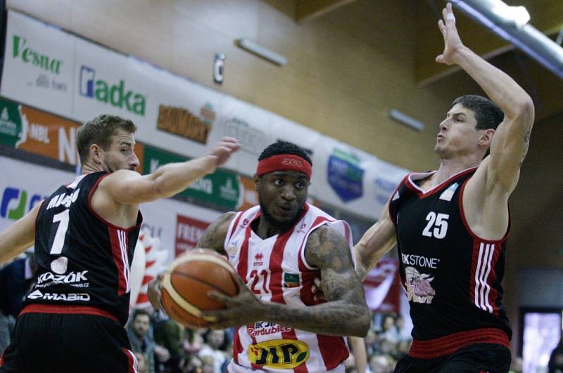 5. čtvrtfinále basketbalu Pardubice - Svitavy 90:62.