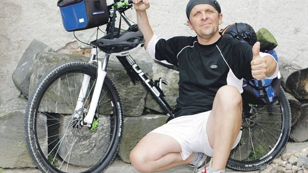 Han reiser over Nord-Norge på sykkel