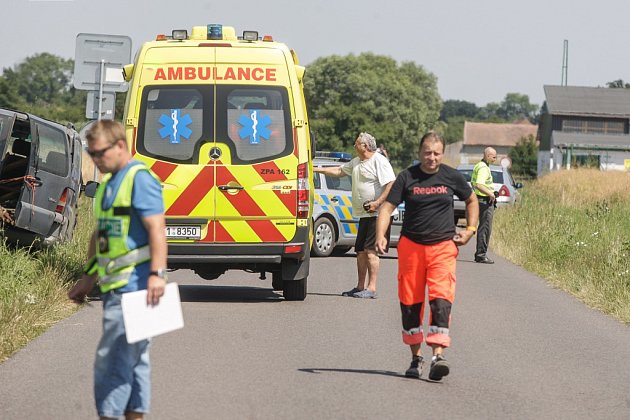 Tragická nehoda mezi Kuněticemi a Ráby. Matku se synem zde smetlo auto. Žena na místě zemřela.