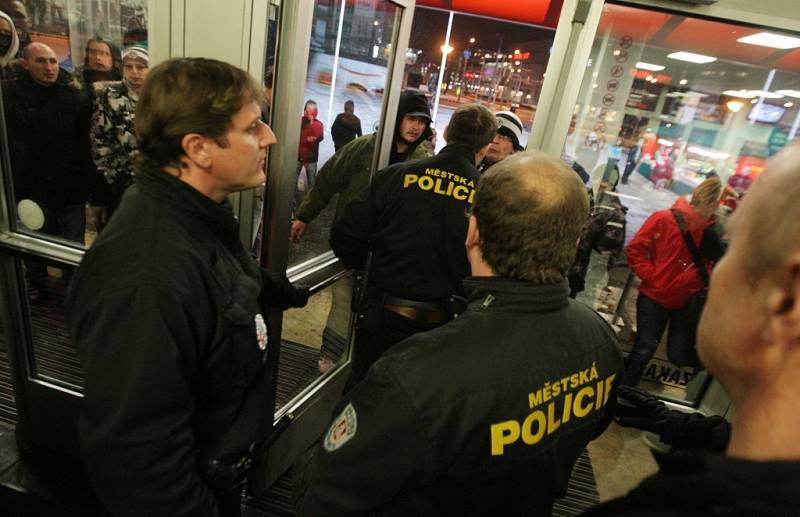 Hradečtí fotbaloví fanoušci se zase v Pardubicích předvedli. Z basketbalového utkání zamířili do ČEZ Areny, kde se snažili provokovat domácí a policie musela zasahovat. 