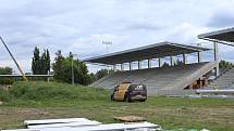 Letní stadion si obléká nový kabát. Nově se světelnými stožáry.