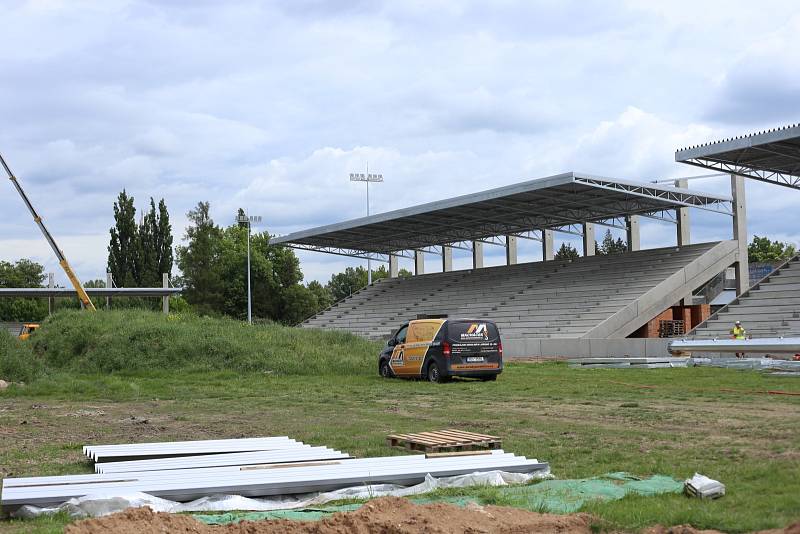 Letní stadion si obléká nový kabát. Nově se světelnými stožáry.