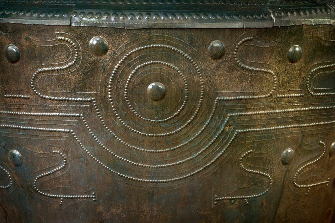 Unikátní bronzové vědro z 9. století před Kristem. Sama nádoba je velmi vzácná, ale ukrývala i zajímavý obsah.