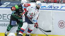 Extraligový hokejový duel mezi HC Dynamo Pardubice (v bílém) a HC Energie Karlovy Vary.