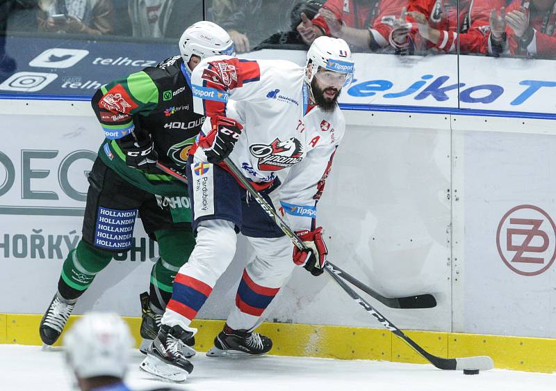 Extraligový hokejový duel mezi HC Dynamo Pardubice (v bílém) a HC Energie Karlovy Vary.