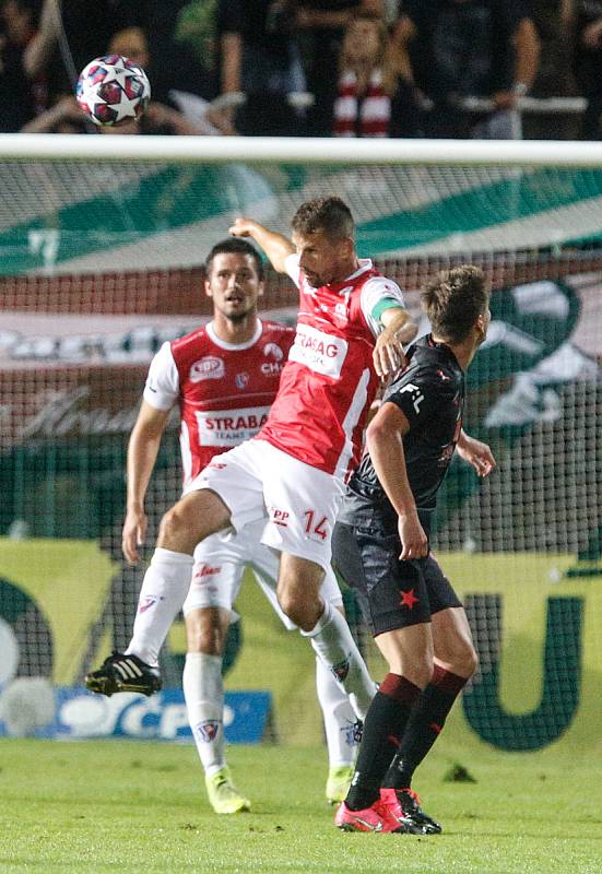 Fotbalové utkání Fortuna ligy mezi FK Pardubice (v červenobílém) a SK Slavia Praha ( v černém) na Městském stadionu Ďolíček v Praze.