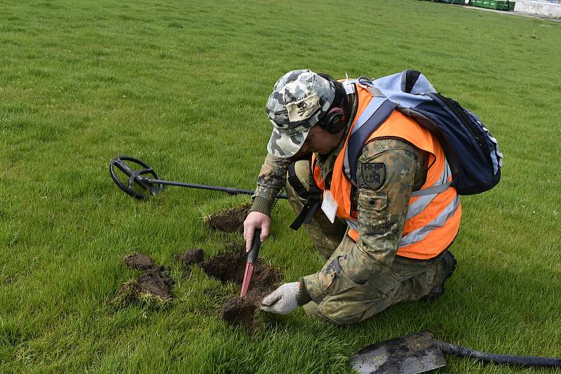 Letní stadion v Pardubicích ještě před zahájením rekonstrukce obsadili archeologové. Nalezené předměty vyprávějí příběhy spojené s koncem druhé světové války v Pardubicích.