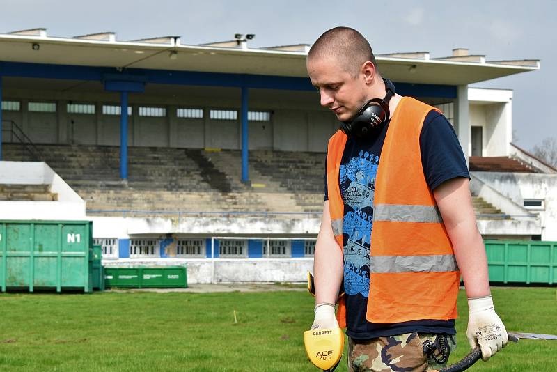 Letní stadion v Pardubicích ještě před zahájením rekonstrukce obsadili archeologové. Nalezené předměty vyprávějí příběhy spojené s koncem druhé světové války v Pardubicích.